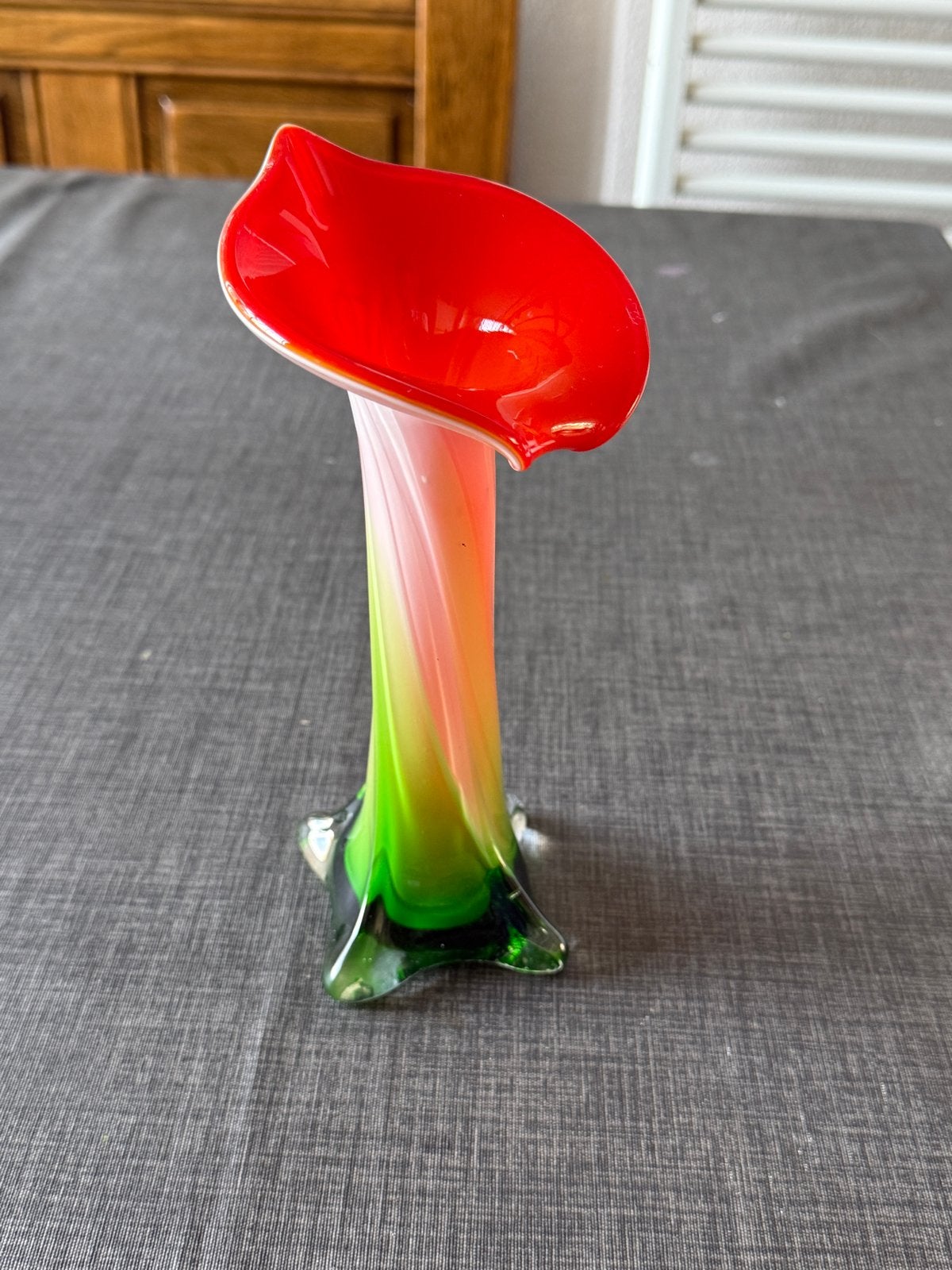 Kleurrijke vintage glazen vaas in calla lelie vorm., Antiek en Kunst, Ophalen of Verzenden