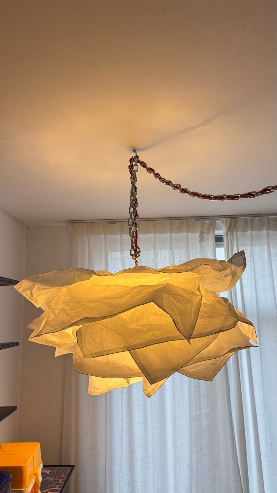 Hanglamp wit krusning uniek met ijzeren ketting & rood draad, Huis en Inrichting, Lampen | Hanglampen, Ophalen of Verzenden, Gebruikt