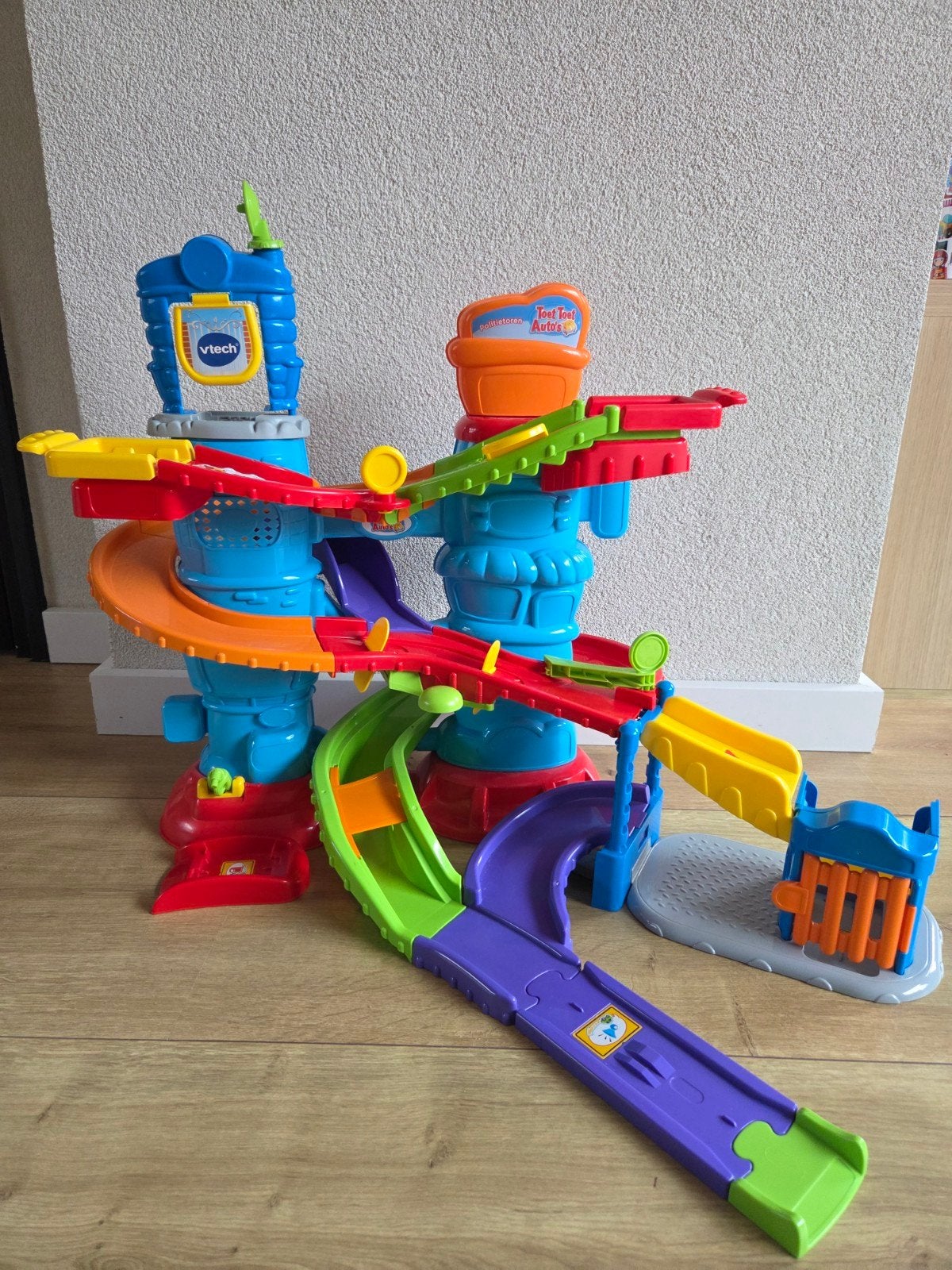 Toet toet toren met auto's!, Kinderen en Baby's, Ophalen, Zo goed als nieuw, 2 tot 4 jaar