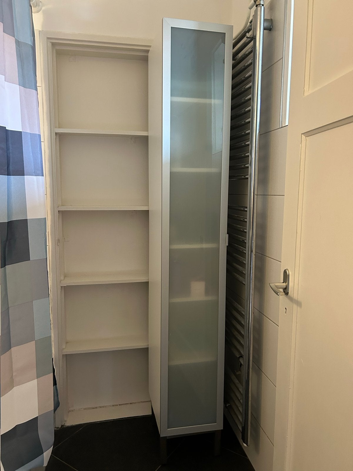 Smalle IKEA kast met metalen poten en 5 planken, Ophalen, Gebruikt