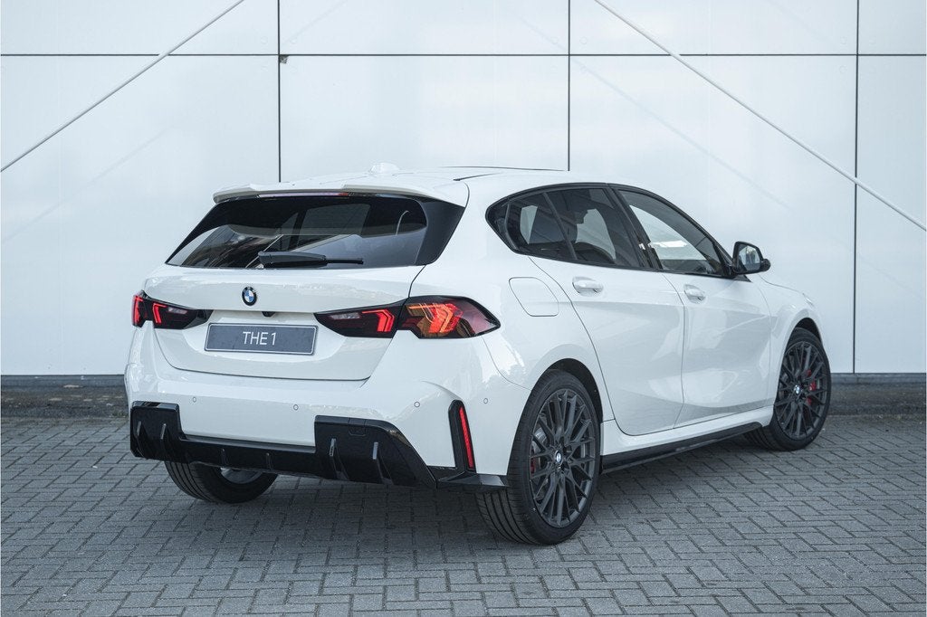 BMW 1 Serie 120 M Sport Automaat / Panoramadak / Sportstoele, Auto's, BMW, 156 pk, Leder en Stof, Wit, 3 cilinders