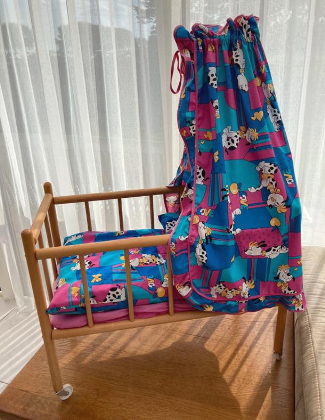 Retro houten wieg voor pop met vrolijke hondenopdruk, Kinderen en Baby's, Speelgoed | Poppen, Ophalen, Zo goed als nieuw, Overige typen