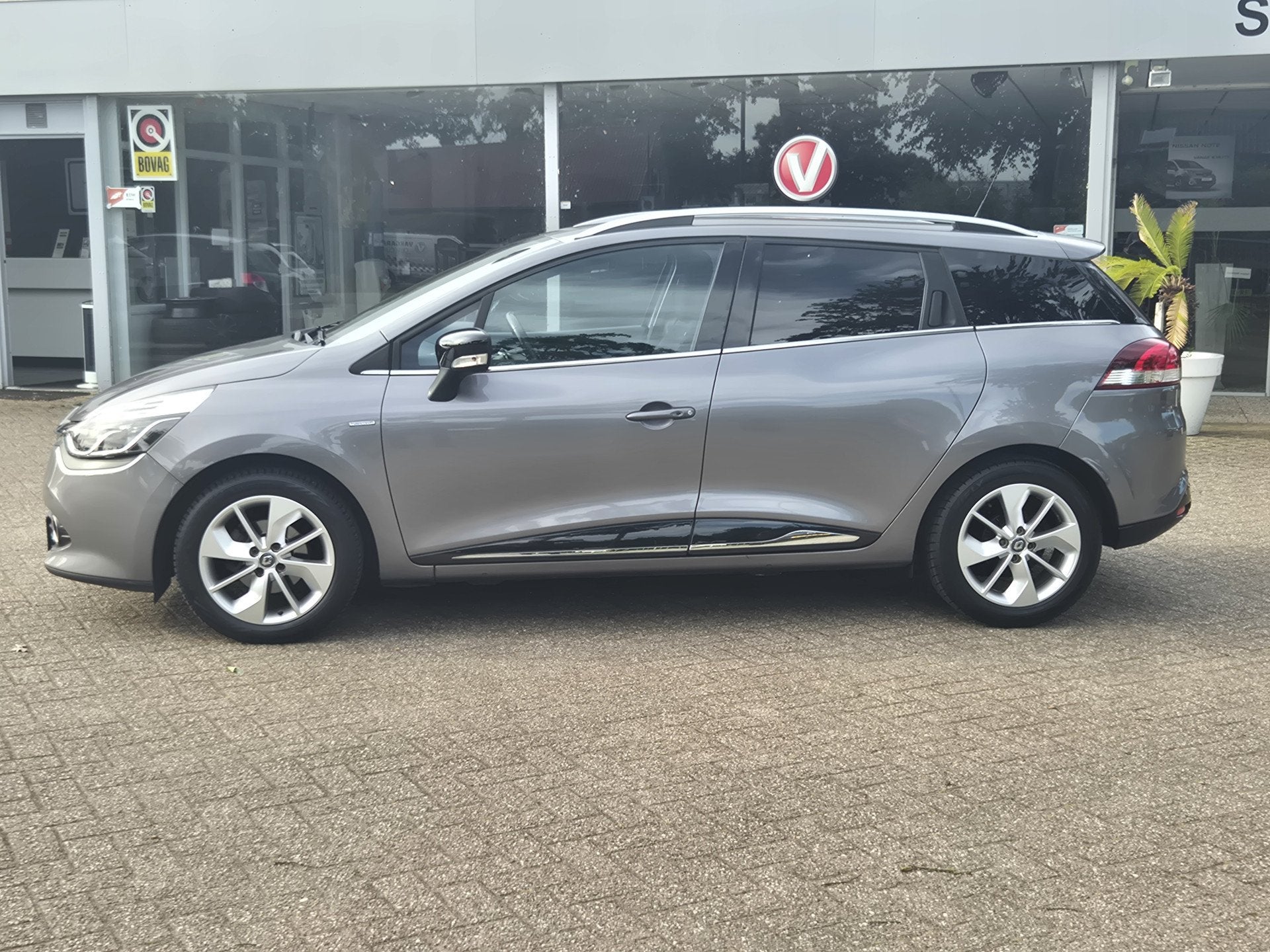 Renault Clio Estate 0.9 TCe Limited Navigatie/ Cruise Contro, Voorwielaandrijving, 898 cc, Stof, Gebruikt