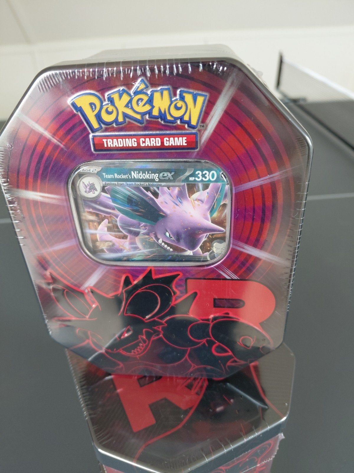 Pokémon team rocket Nidoking tin box, Ophalen of Verzenden, Nieuw, Booster, Foil