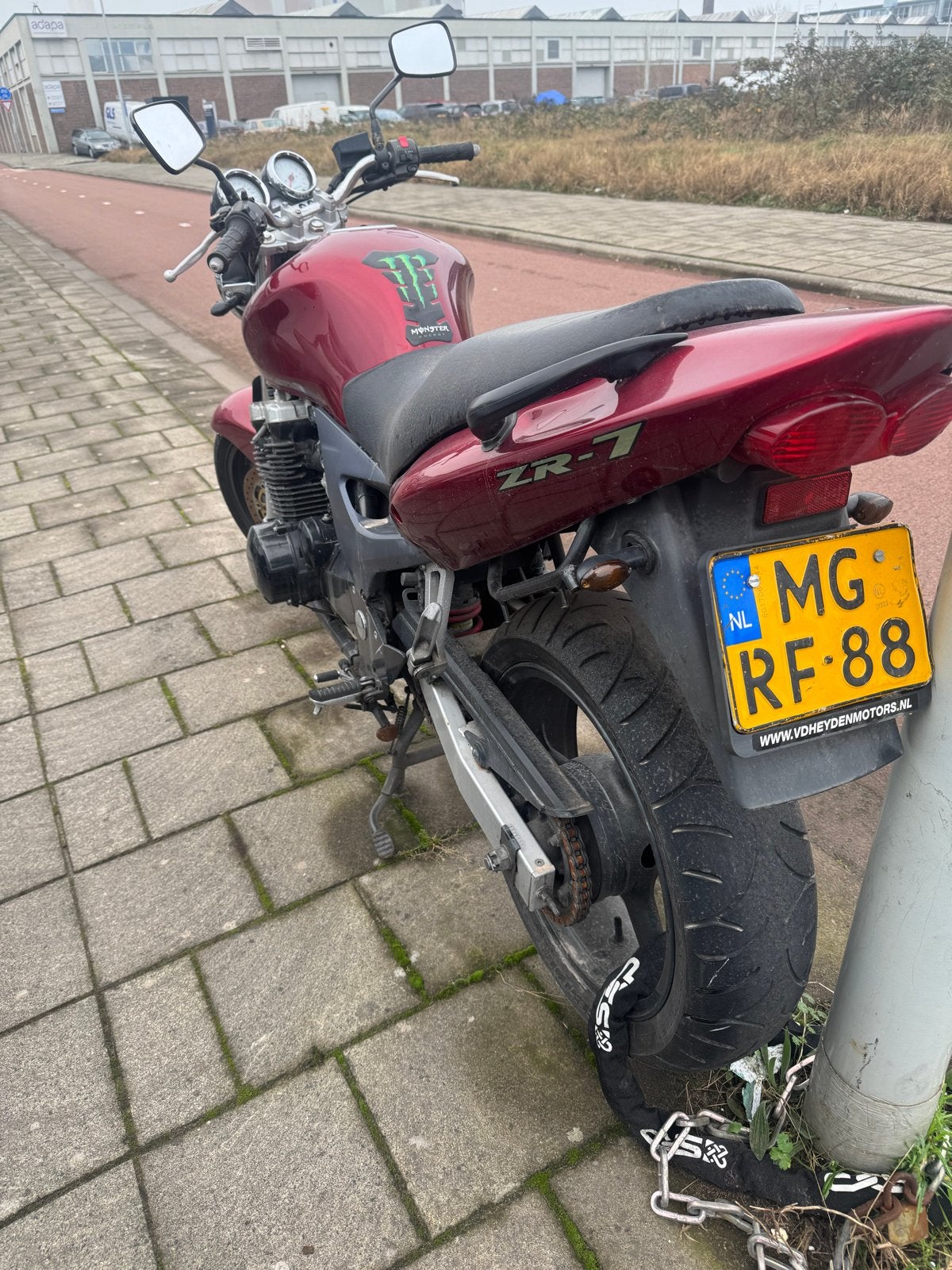 Mooie Kawasaki ZR-7 met aandachtspunt carburateur, Motoren, Motoren | Kawasaki, Particulier, Naked bike, meer dan 35 kW, 4 cilinders
