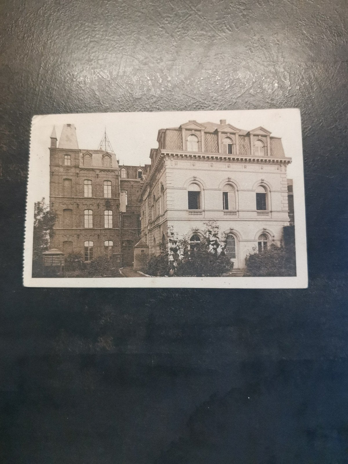 Oude postkaart van een gebouw, mogelijk een school, Ophalen of Verzenden, Voor 1920, Gelopen