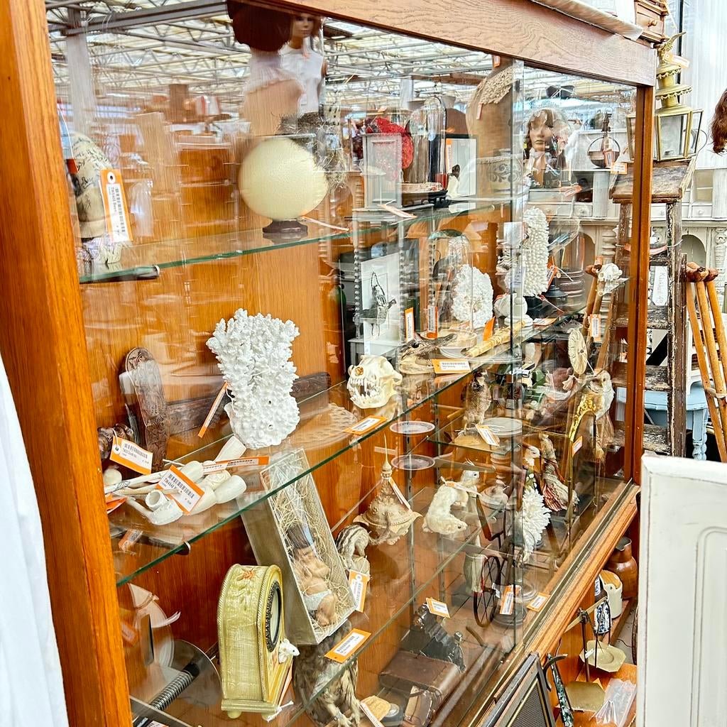 Grote houten vitrine kast met glazen schuifdeuren en slot, Ophalen, X, 200 cm of meer, Zo goed als nieuw