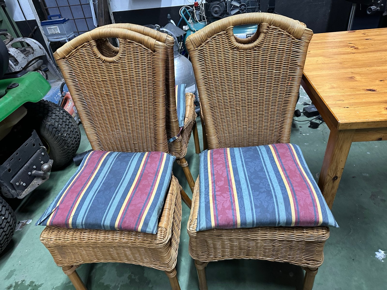 Uitschuifbare eettafel met 4 rieten stoelen