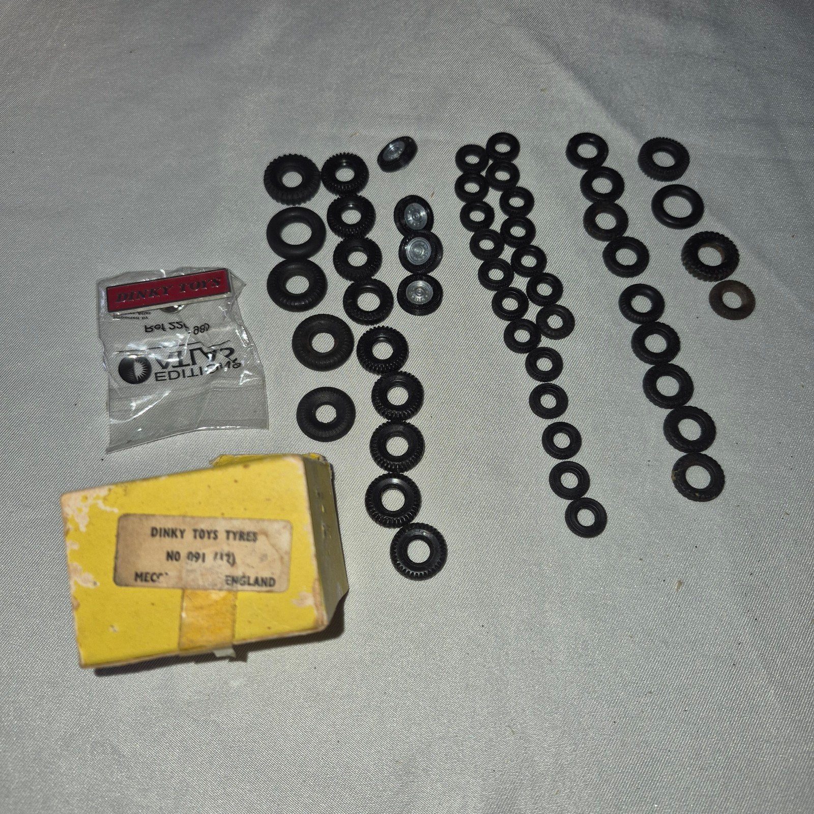 Dinky Toys Banden (Tyres) No. 091/712 - Vintage Set, Kinderen en Baby's, Ophalen of Verzenden, Gebruikt, Jongen of Meisje
