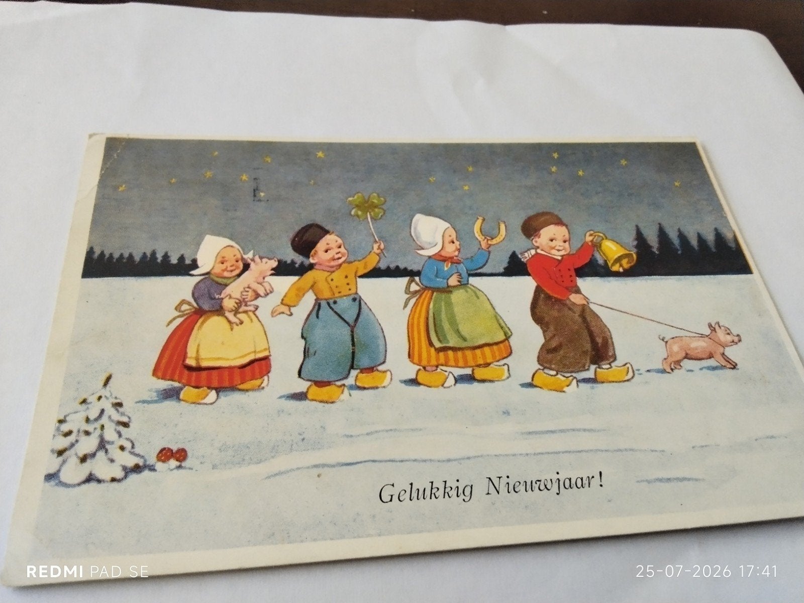 Oude Nieuwjaarskaart: Kinderen in klederdracht met  symbolen, Ophalen of Verzenden, 1920 tot 1940, Overijssel