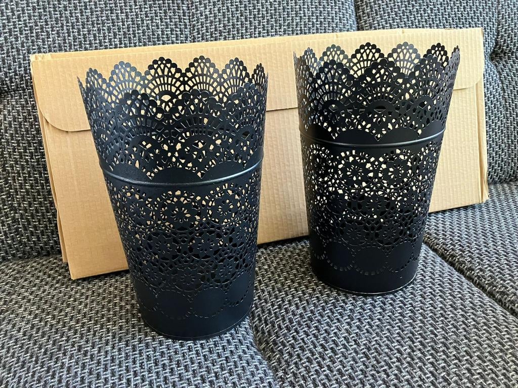 Twee bloempotten metaal.zwart., Huis en Inrichting, Woonaccessoires | Vazen, Ophalen of Verzenden, Overige kleuren, Overige materialen