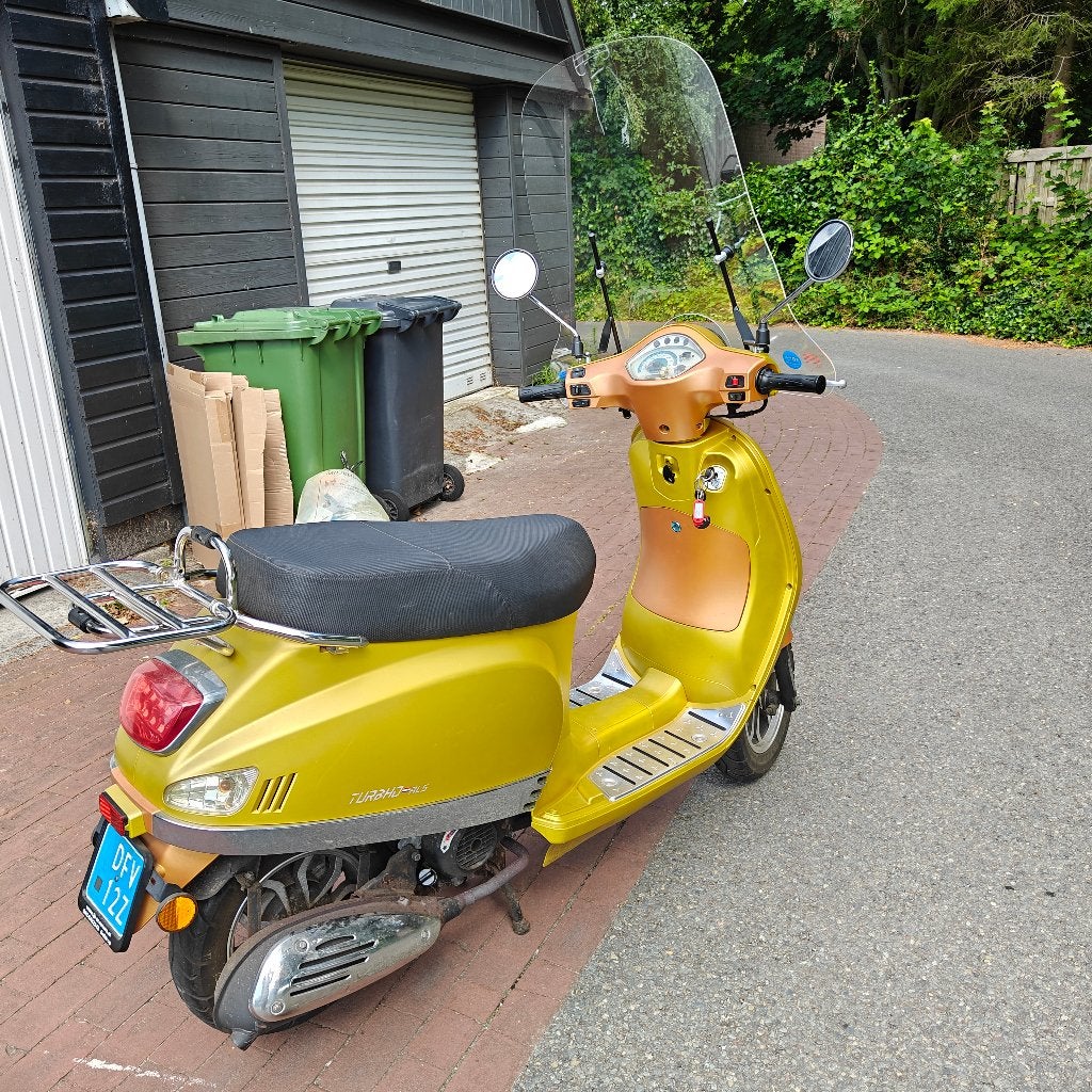 Gele scooter, goed onderhouden, weinig kilometers, Zo goed als nieuw, Benzine, Ophalen, Overige merken