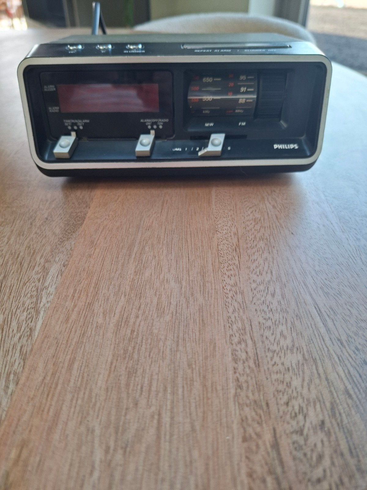 Philips wekkerradio uit 1977 - perfect voor verzamelaars, Antiek en Kunst, Antiek | Tv's en Audio, Ophalen of Verzenden