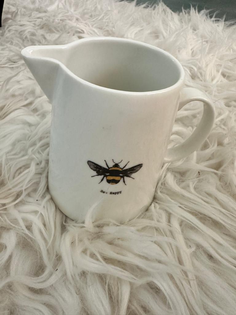 Melkkannetje met 'Bee Happy' print, Huis en Inrichting, Keuken | Servies, Verzenden, Keramiek, Overige typen, Zo goed als nieuw