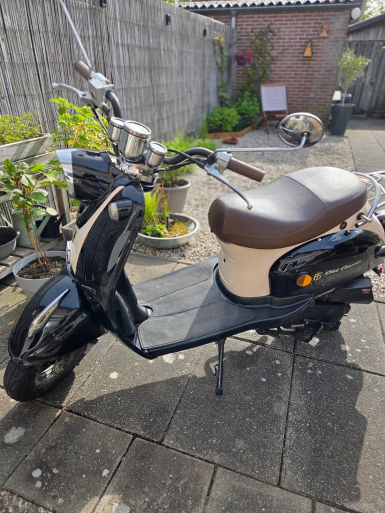 BTC Old Classic scooter 50cc geel kenteken, Fietsen en Brommers, Snorfietsen en Snorscooters, Zo goed als nieuw, Overige merken