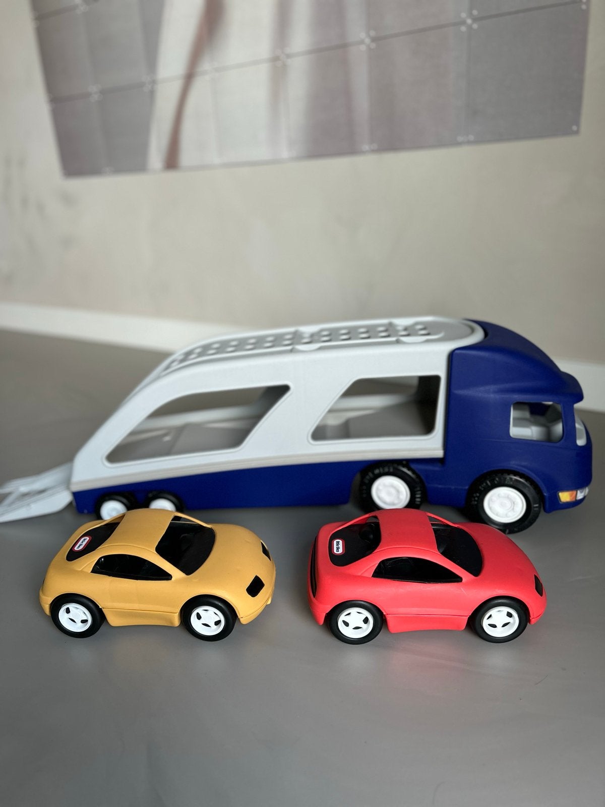 Little Tikes autotransporter met 2 auto's, Ophalen, Zo goed als nieuw