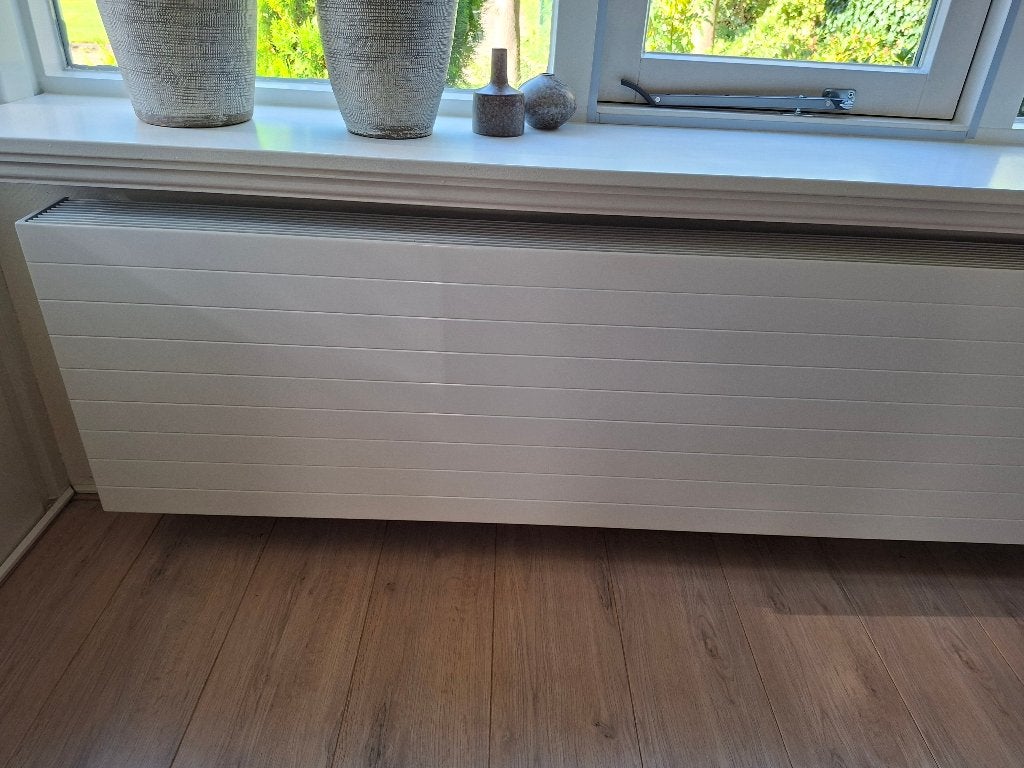 Sentimo radiatorbekleding Groove RAL 9016 – 200 cm, Ophalen, Gebruikt
