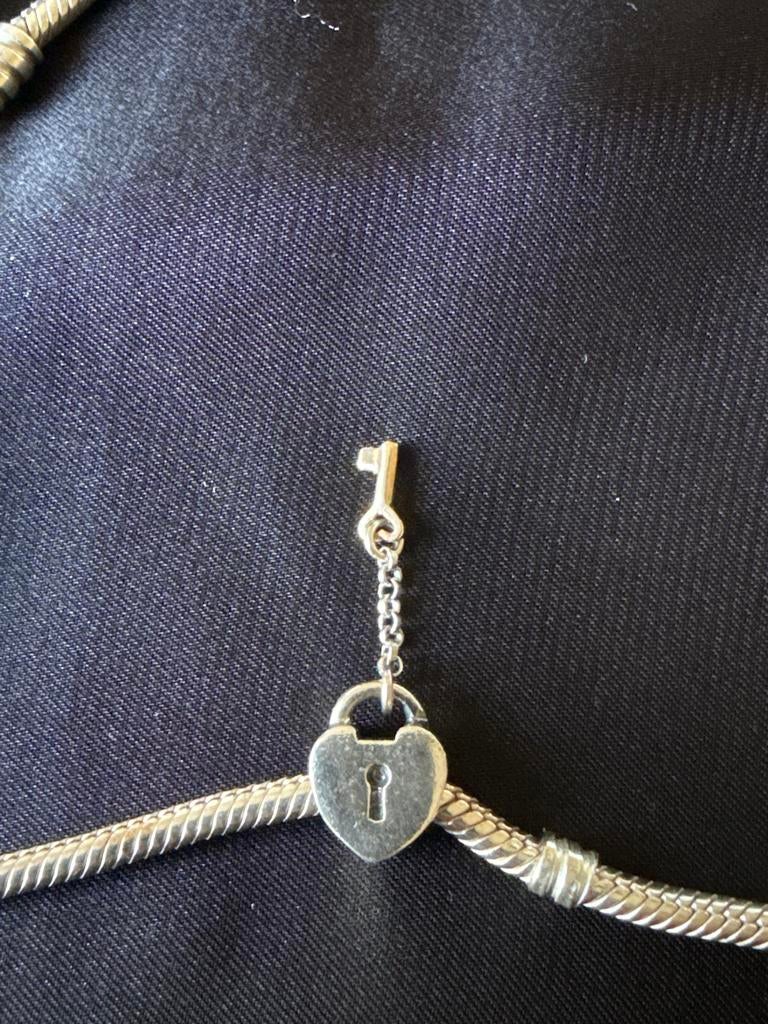 Pandora bedel slotje hart met gouden sleutel, Gebruikt, Pandora, Ophalen of Verzenden, 1 bedel