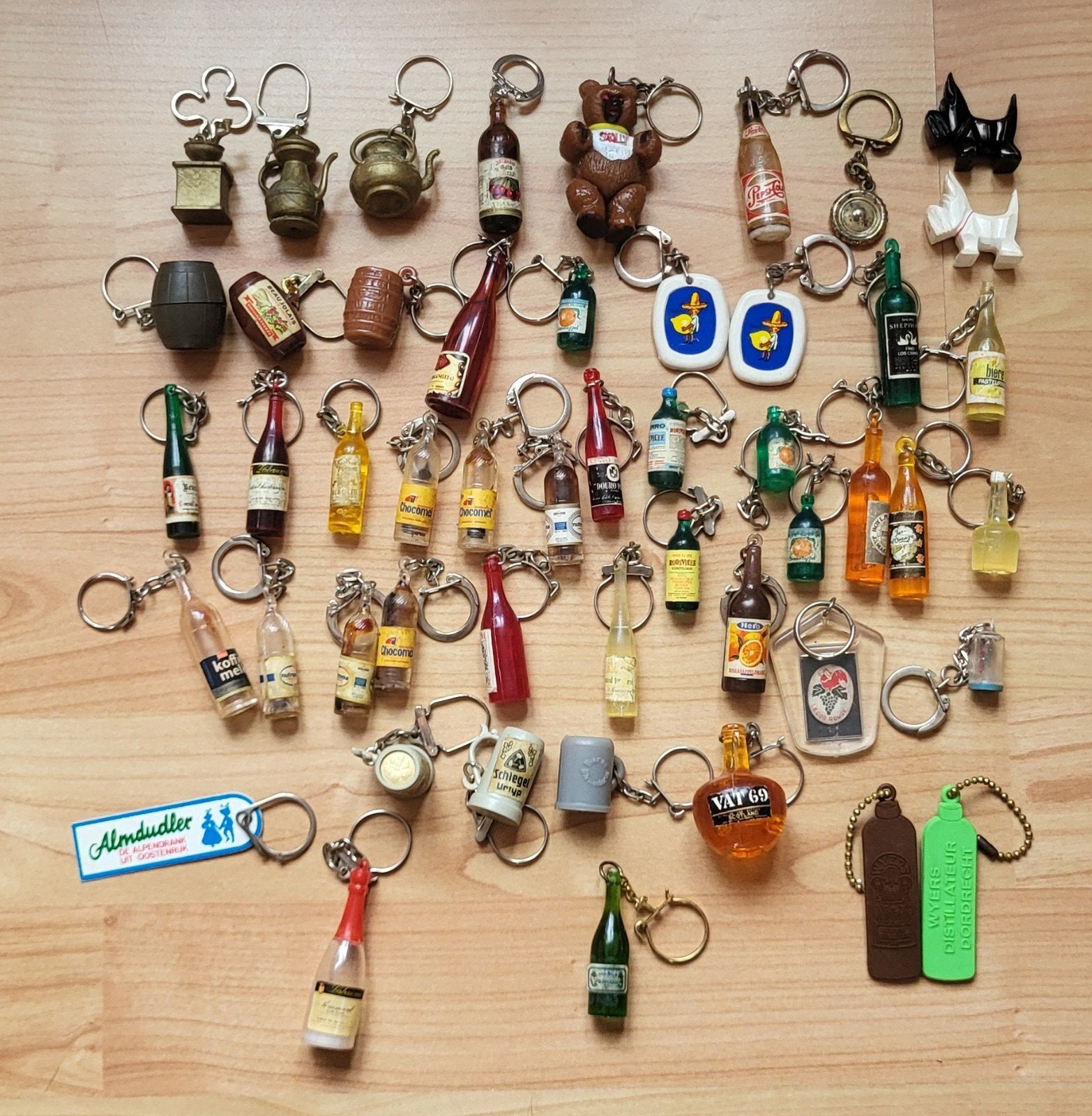 Flessen, dranken en miniaturen sleutelhangers, Verzenden, Gebruikt