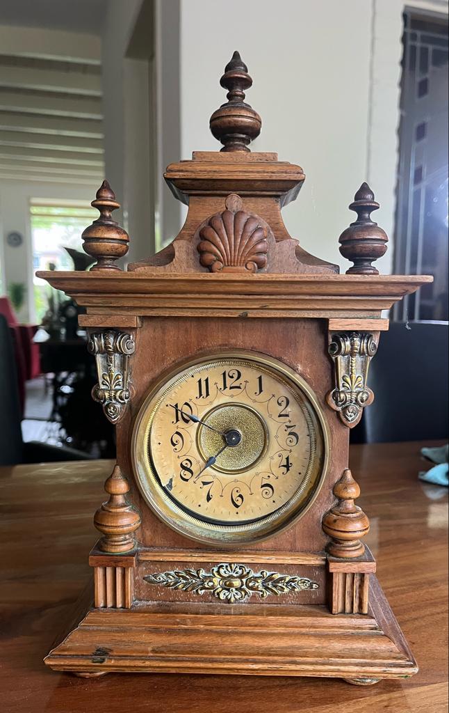 Antieke houten tafelklok met gedetailleerde versieringen, Antiek en Kunst, Ophalen