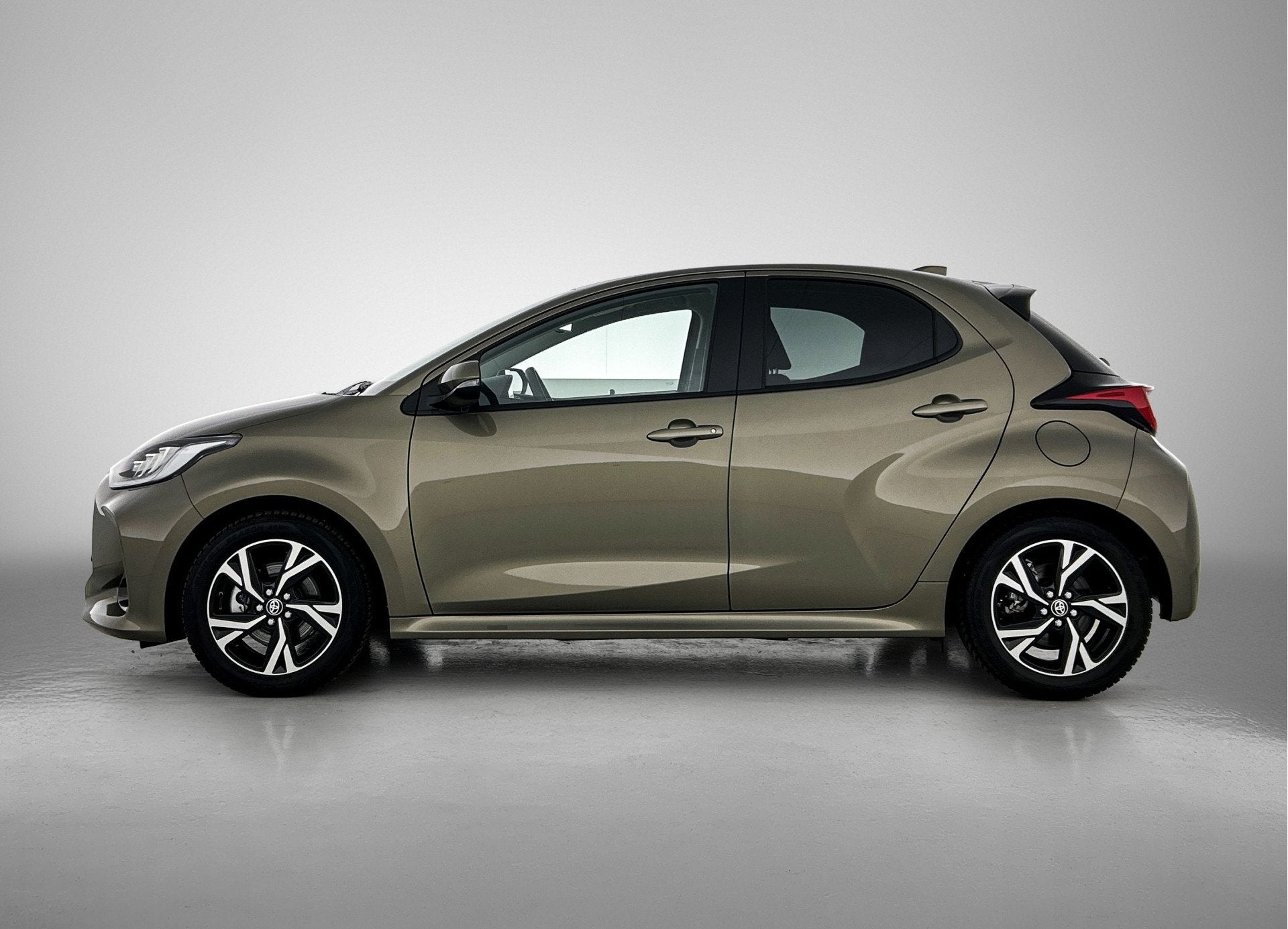 Toyota Yaris 1.5 Hybrid 115 First Edition + | BTW voertuig |, 12 maanden, Gebruikt, 1490 cc, Bedrijf