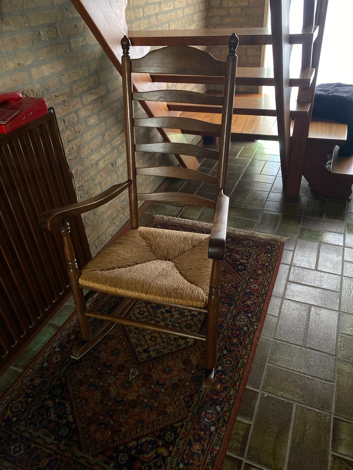 Oude houten schommelstoel met rieten zitting, Ophalen