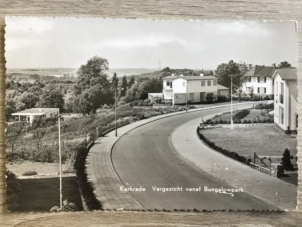 Kerkrade: Vergezicht vanaf Bungalowpark (1982), Verzamelen, Ansichtkaarten | Nederland, Verzenden, 1980 tot heden, Gelopen, Limburg