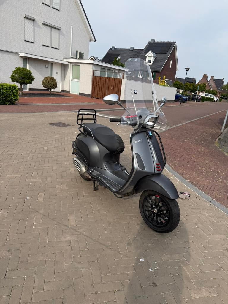 Vespa sprint iget E4 2018 brom geel kenteken, Fietsen en Brommers, Scooters | Vespa, Ophalen of Verzenden, Zo goed als nieuw, Benzine