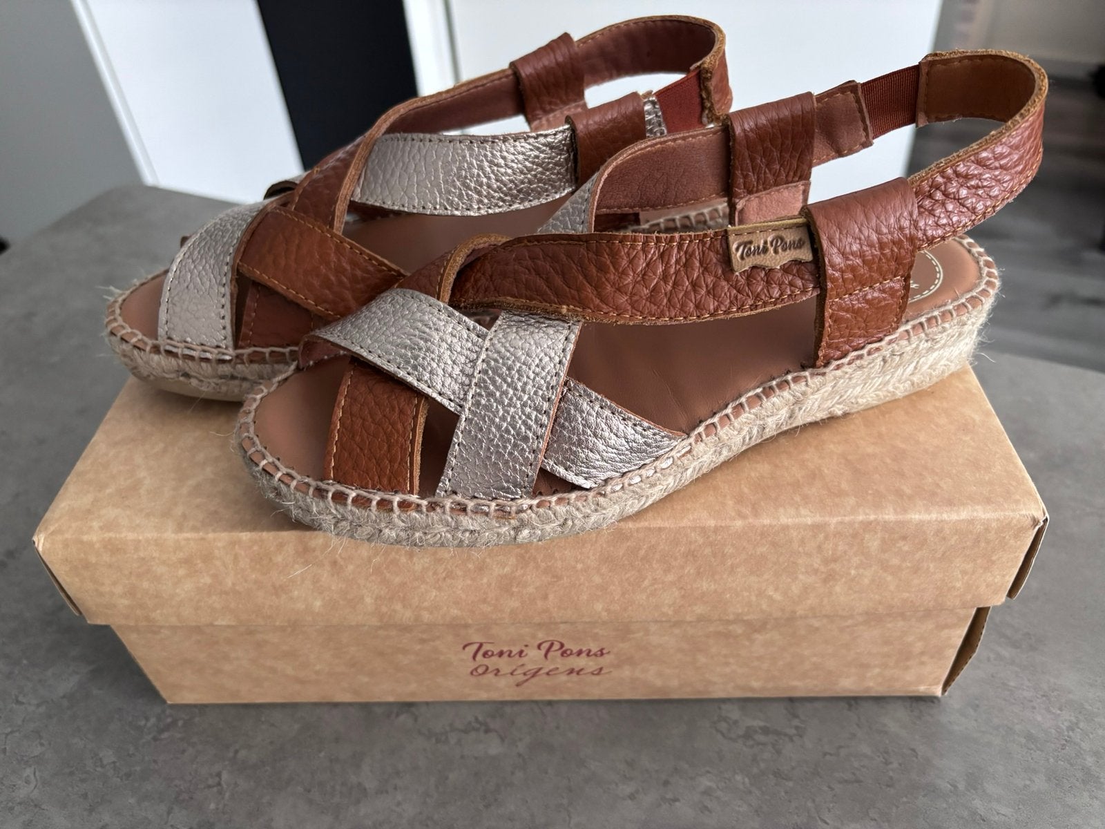 Leren sandaaltje - maat 36 - Toni pons, Kleding | Dames, Schoenen, Nieuw, Sandalen of Muiltjes, Bruin, Ophalen of Verzenden