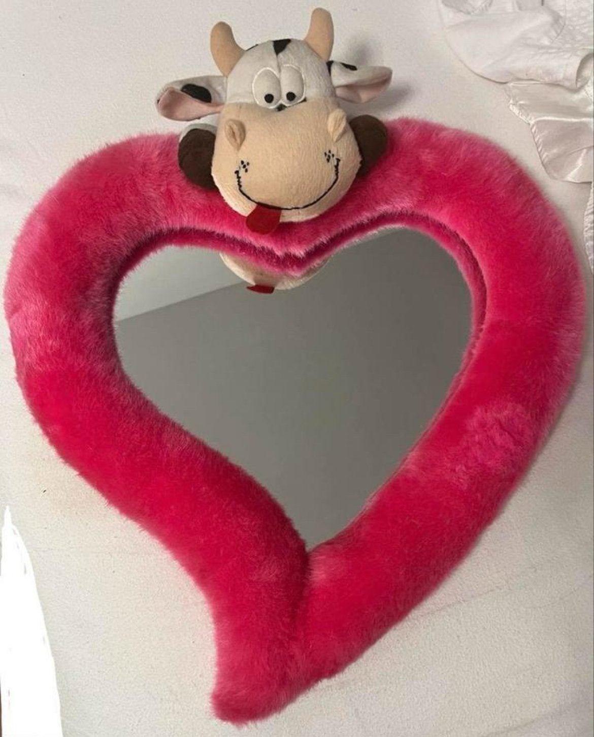 Hartvormige spiegel met koeienhoofd - Roze en zacht, Minder dan 50 cm, Ophalen of Verzenden, Zo goed als nieuw, Minder dan 100 cm