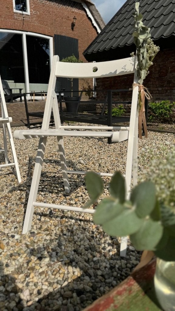 TE HUUR witte houten klapstoelen / ceremoniestoelen, Ophalen of Verzenden, Zo goed als nieuw, Geboorte of Huwelijk