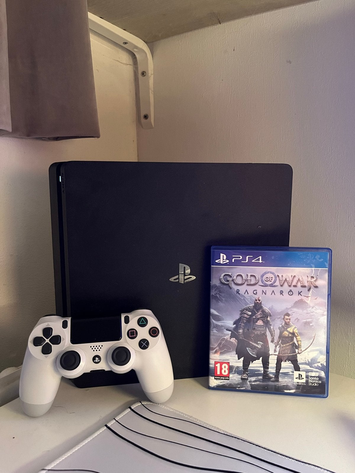 PS4 met controller en God of War Ragnarök, Spelcomputers en Games, Avontuur en Actie, Online, Ophalen of Verzenden, Zo goed als nieuw