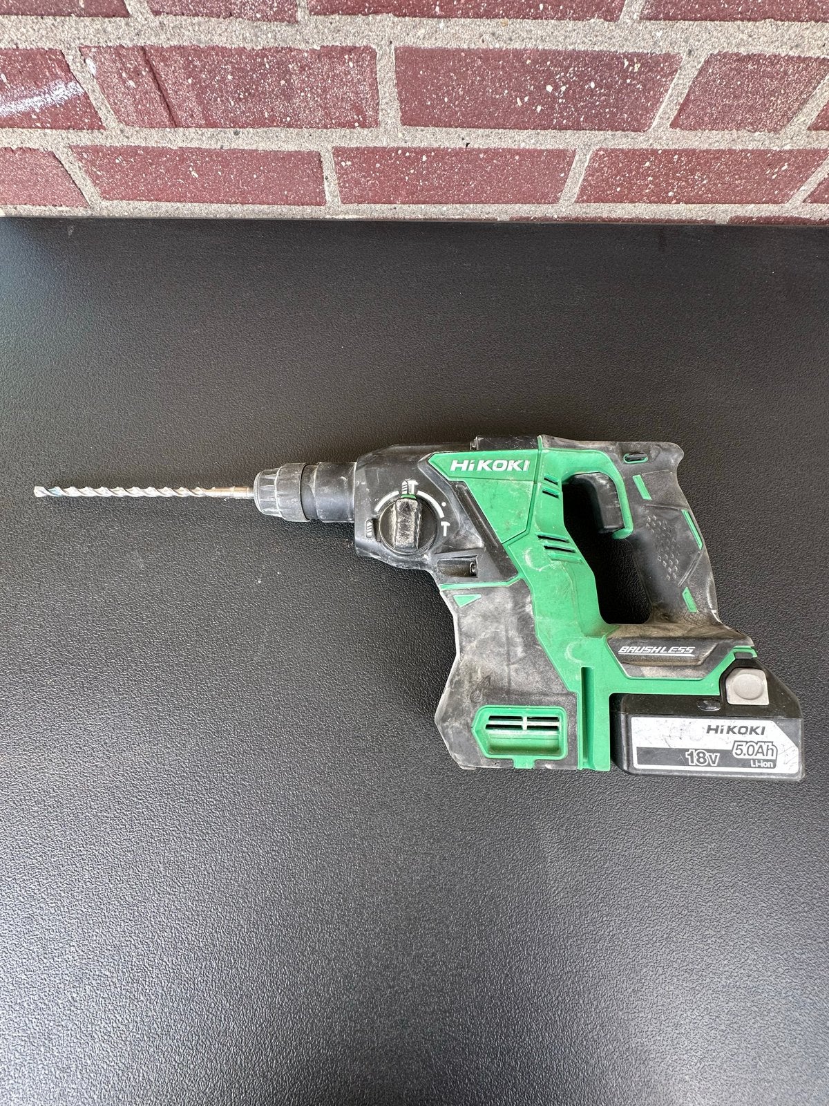 Foto 2 van HIKOKI Boorhamer 18V 5.0Ah Accu + Lader - Zo goed als nieuw