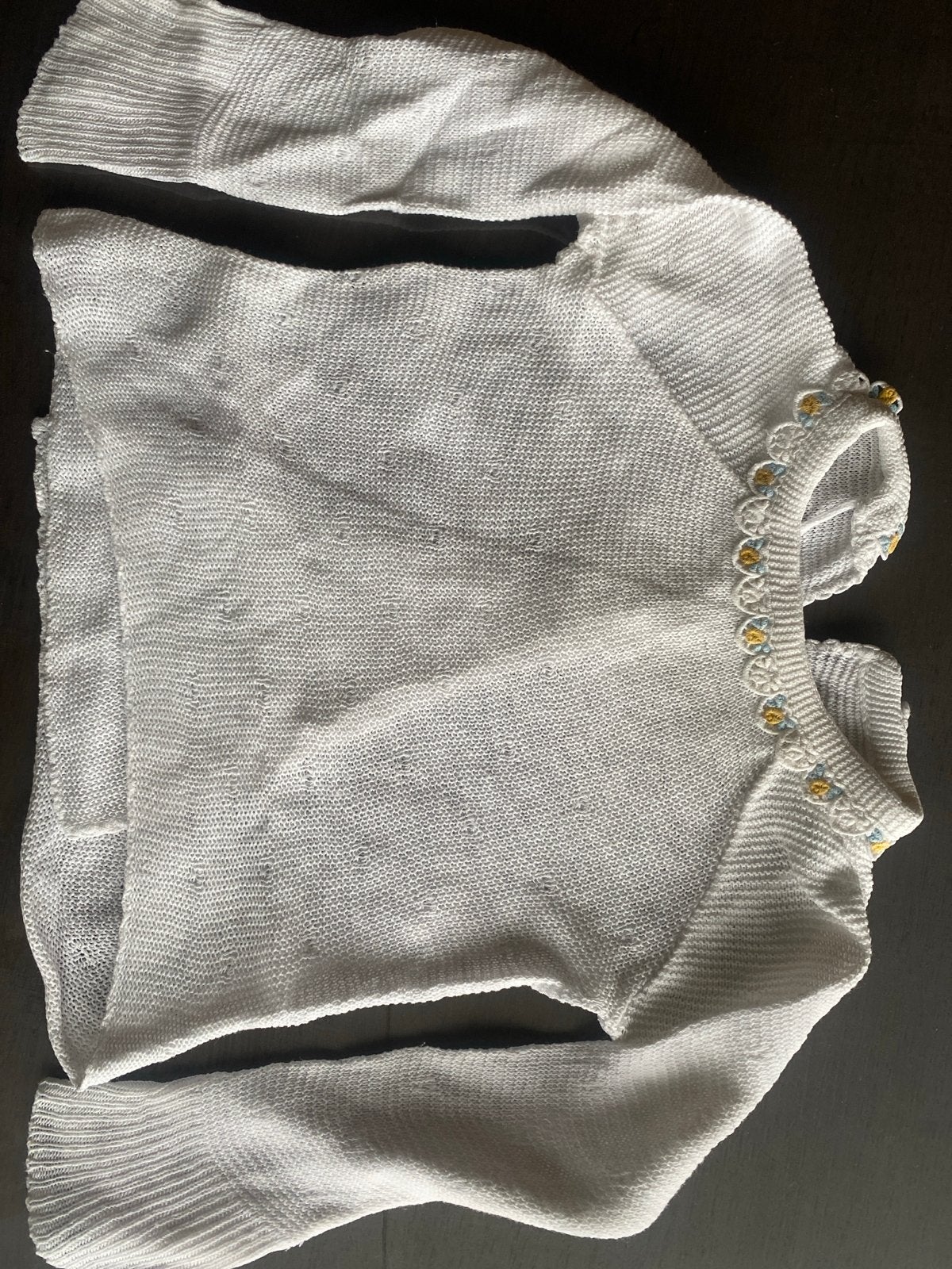 Wit gebreid vestje met bloemenkraagje, Ophalen of Verzenden