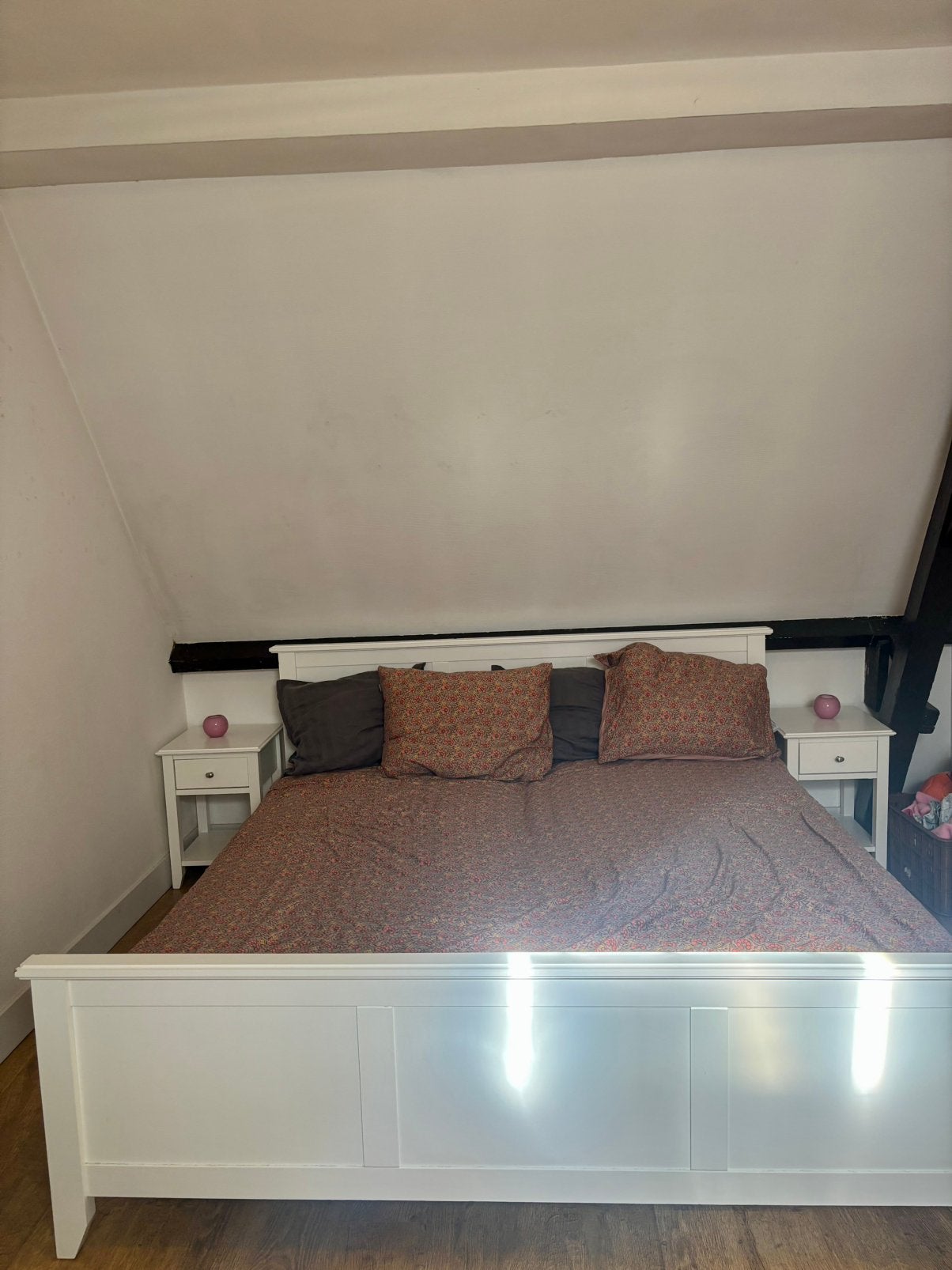 Bed frame:2 mattresses 2 individual boxsprings 2 tables, Ophalen, Wit, Tweepersoons, Zo goed als nieuw