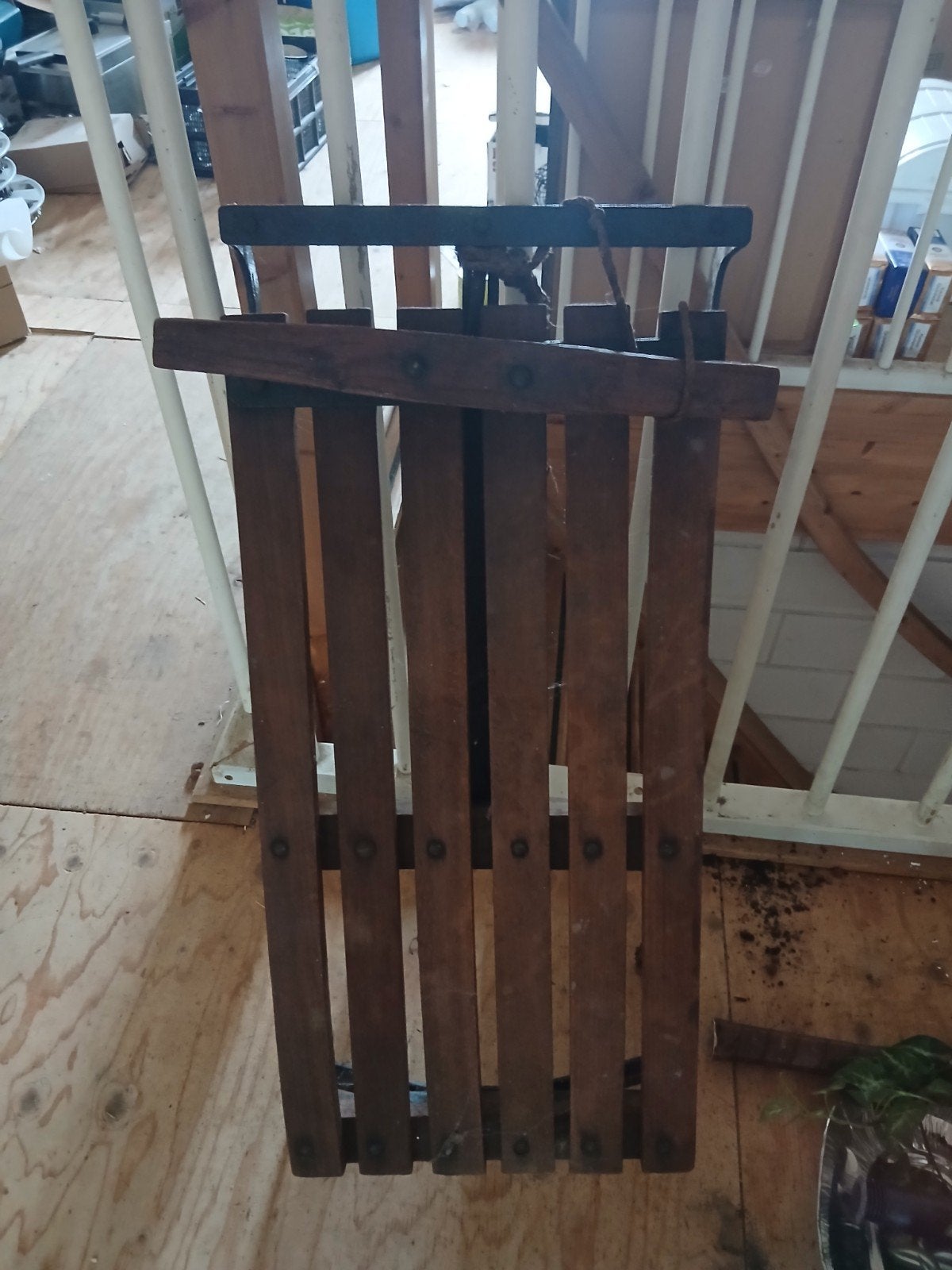 Antieke houten slee, Ophalen
