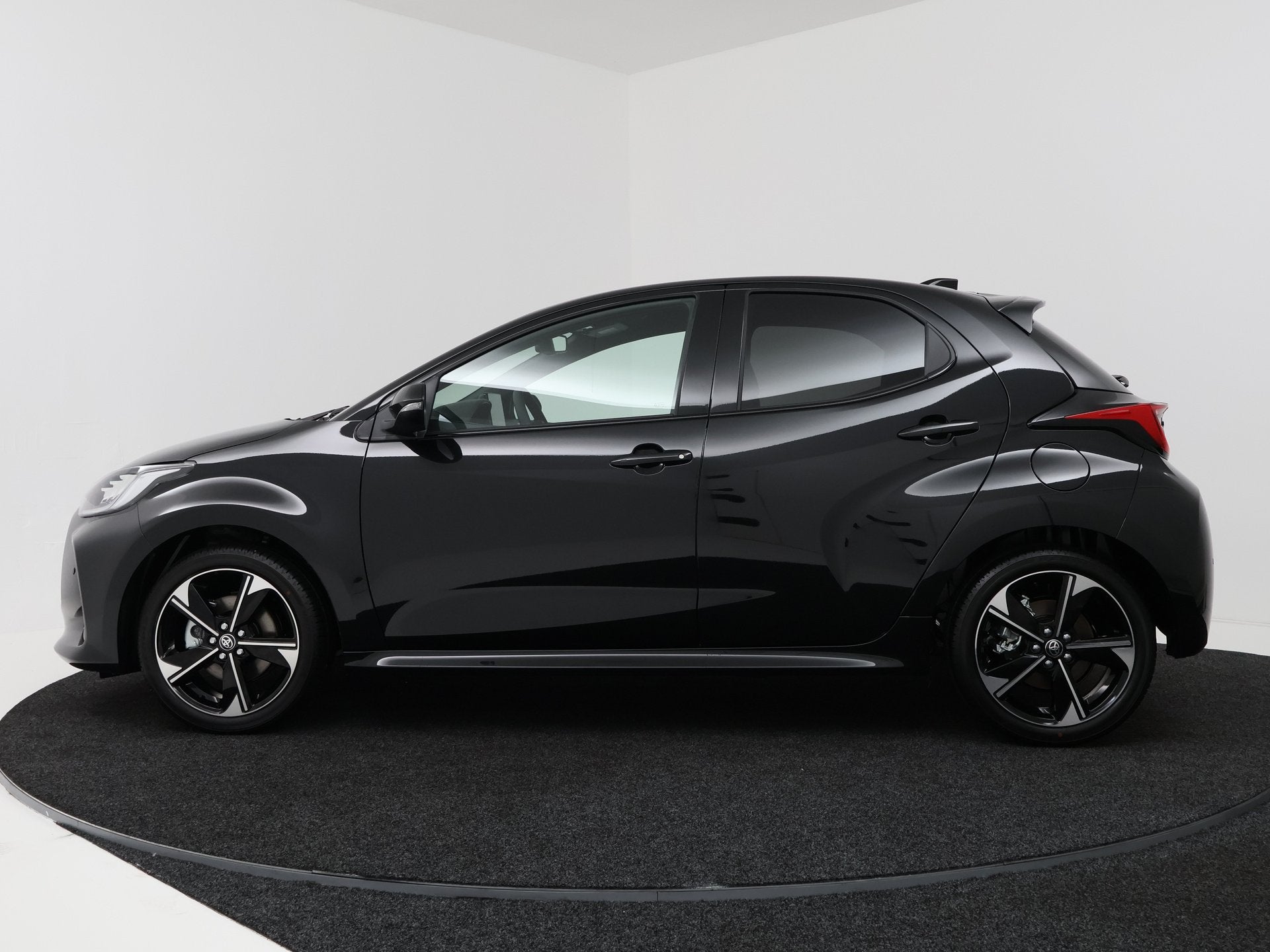 Toyota Yaris 1.5 Hybrid 130 Executive | Apple CarPlay / Andr, Auto's, Zwart, Zwart, Nieuw, Hybride Elektrisch/Benzine