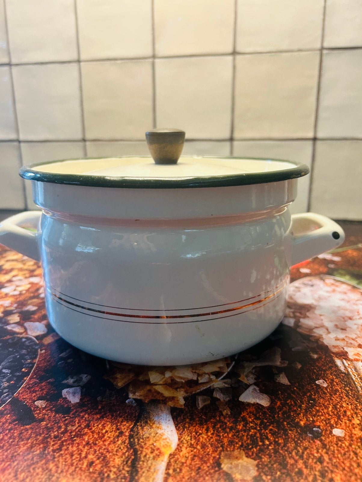 Emaille pan met groene rand en gouden bies, gebroken wit, Ophalen of Verzenden, Gebruikt, Overige materialen