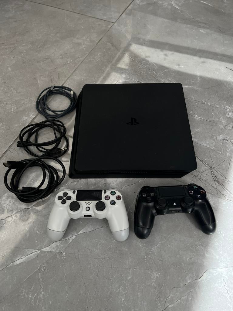 PS4 Slim 1TB + 2 Controllers | ZO GOED ALS NIEUW | Compleet, Ophalen, Met 2 controllers, Zo goed als nieuw, 1 TB