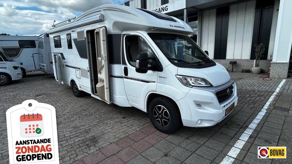 Adria Matrix Plus 670 SL Standkachel, Fietsdrager, Caravans en Kamperen, Automaat, Ringverwarming, Fiat, 7 tot 8 meter