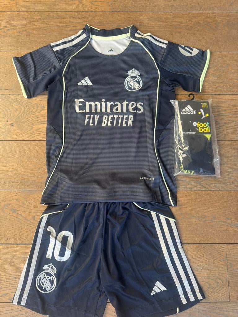 Nieuw Real Madrid uit tenue Kylian Mbappe 2025/2026, Maat XS of kleiner, Ophalen of Verzenden, Zo goed als nieuw, Set
