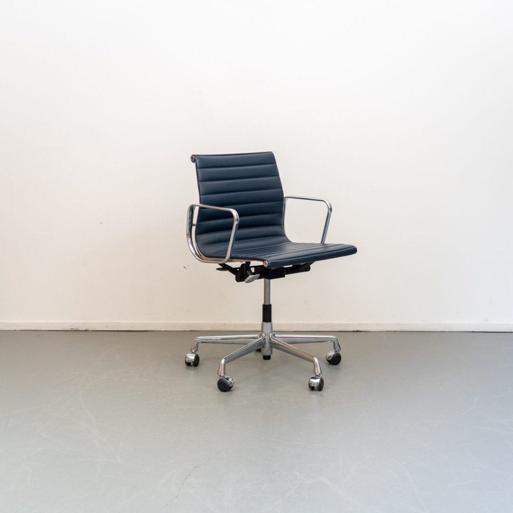Vitra Eames EA 117 Bureaustoel Blauw Leer - Chroom, Niet ingevuld, Zo goed als nieuw, Niet ingevuld, Niet ingevuld