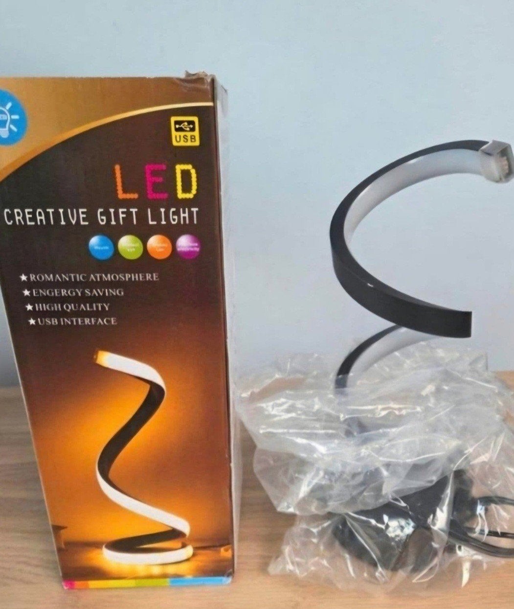 LED Spiraal Tafellamp - Modern Design USB Bureaulamp, Huis en Inrichting, Lampen | Tafellampen, Bureaulamp, Overige merken, LED verlichting