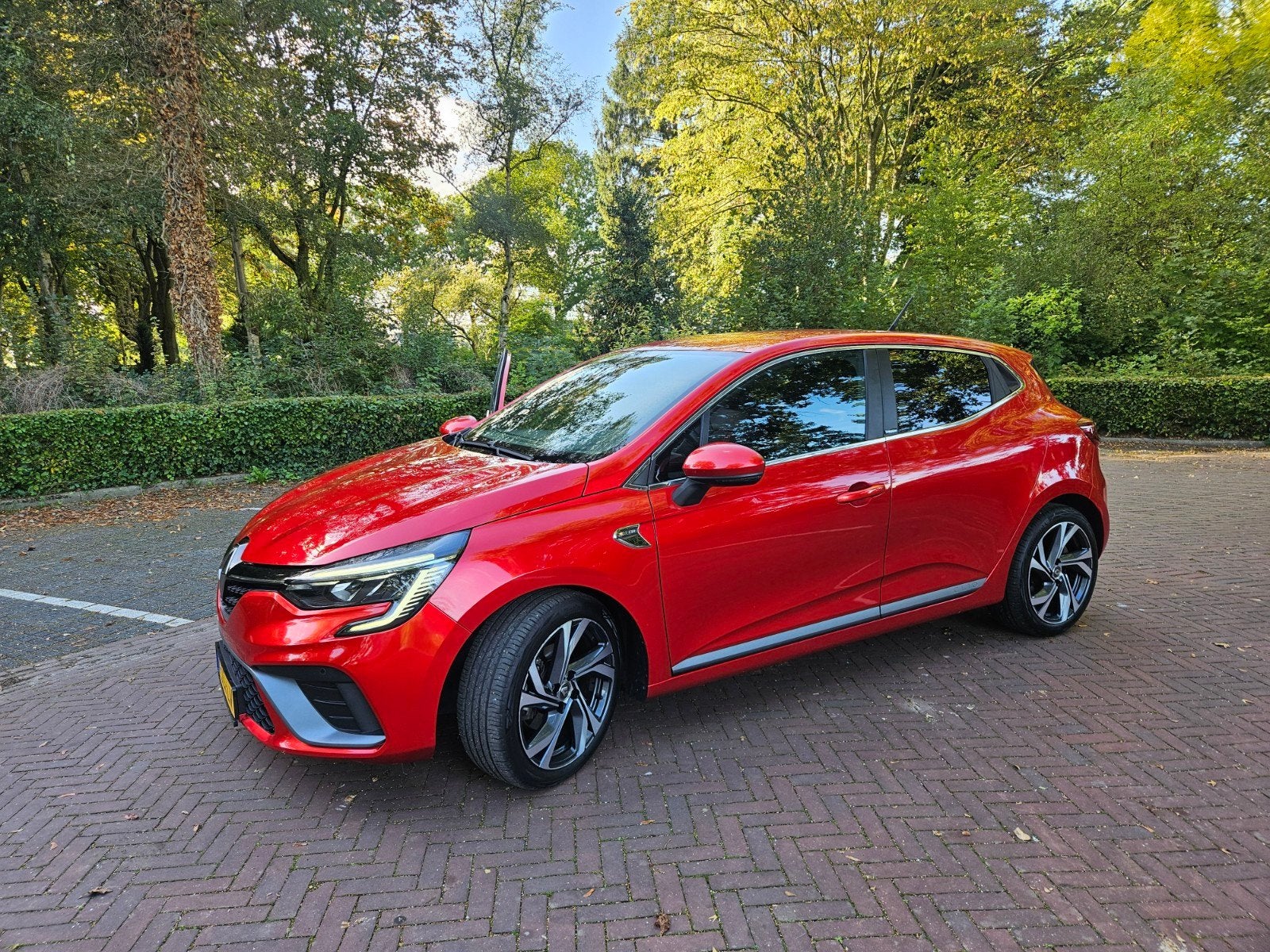 Renault Clio 1.6 E-tech Hybrid 140pk R.S LINE als nieuw!!, Auto's, Dealer onderhouden, Stof, Zwart, 23 km/l