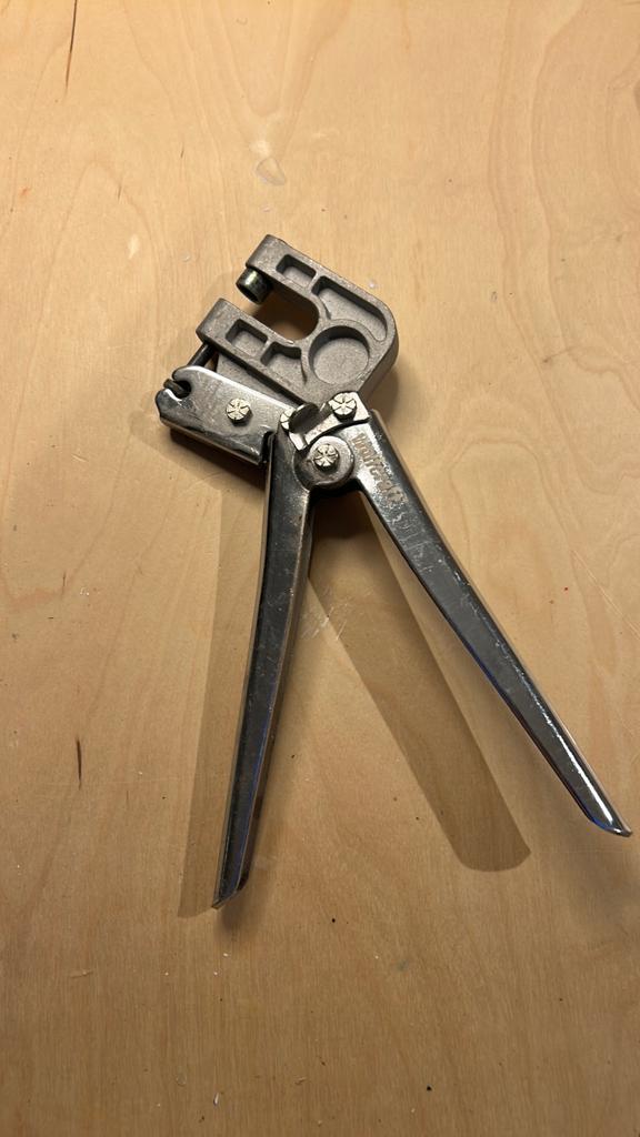 Profielverbindingstang metalstud stud, Doe-het-zelf en Verbouw, Gereedschap | Handgereedschap, Ophalen, Zo goed als nieuw