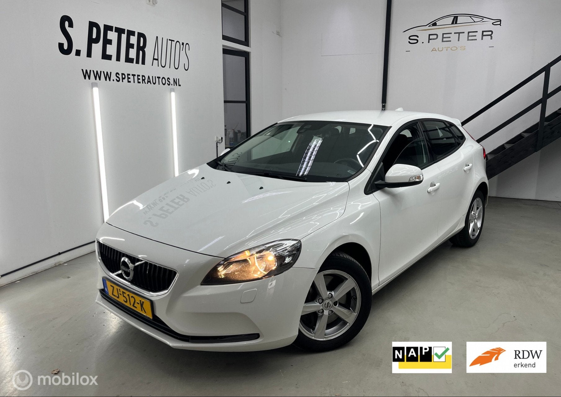 Volvo V40 1.5 T3 Kinetic, Stof, 4 cilinders, 700 kg, Wit