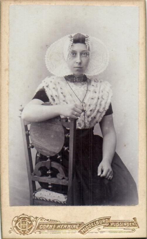 CDV- Zeeuwse op stoel - Corn. Henning - Middelburg, Gebruikt, Foto, Klederdracht, Ophalen of Verzenden