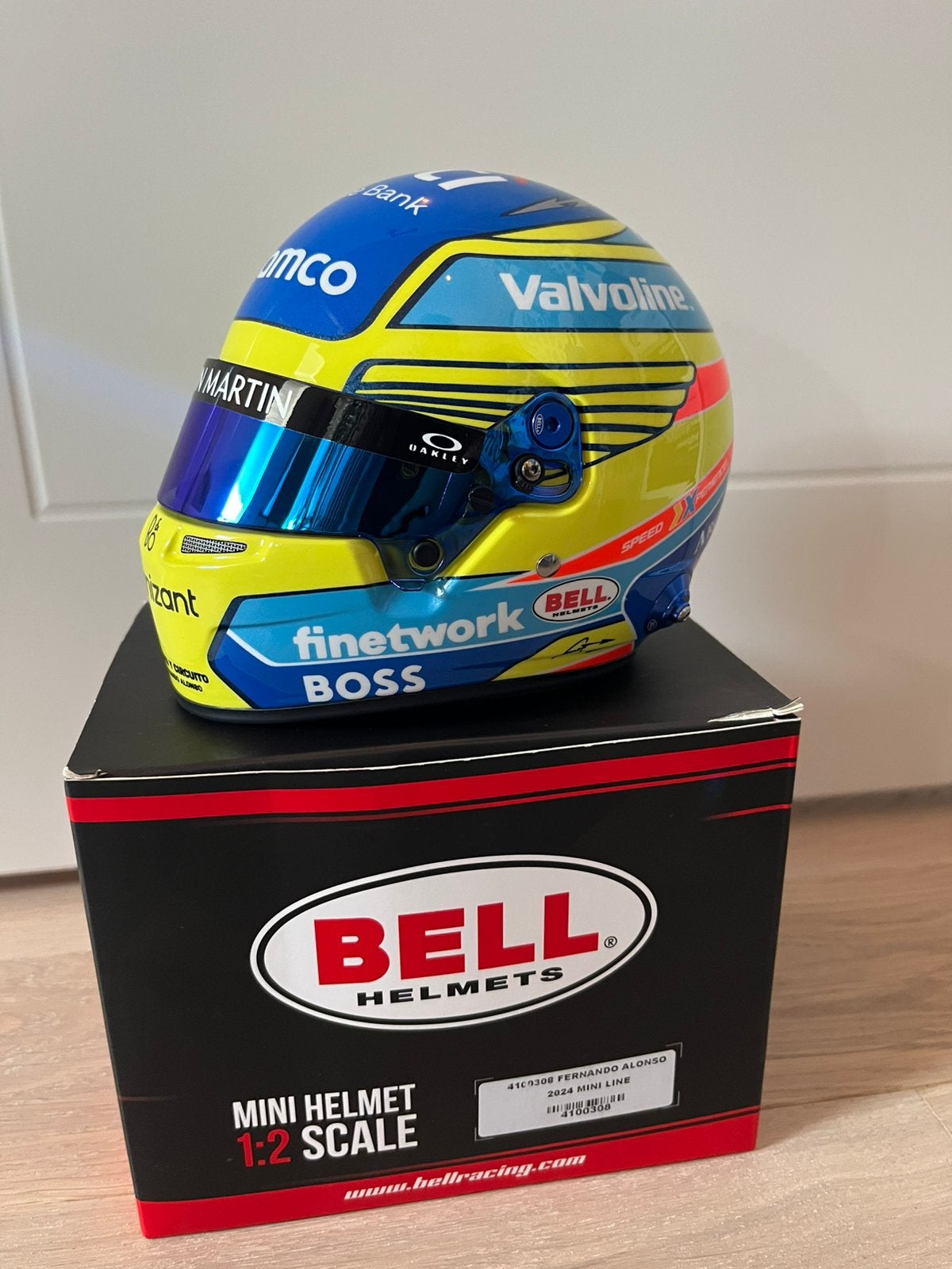 Fernando Alonso Aston Martin 2024 seizoenshelm Bell 1:2, Ophalen of Verzenden, Zo goed als nieuw, Formule 1