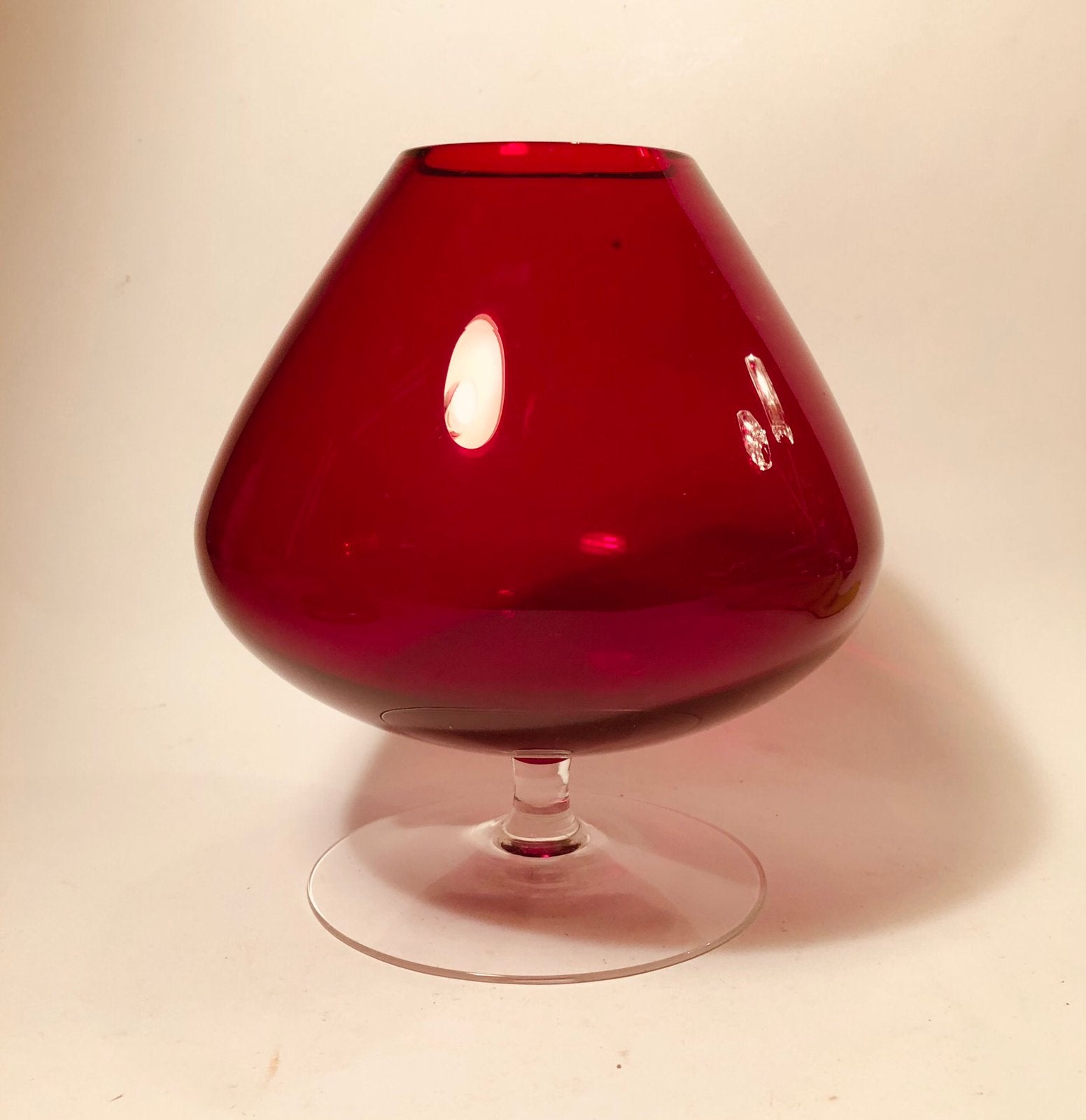 Mooie glazen vaas, kelk van rood glas, Ophalen of Verzenden, Zo goed als nieuw, Rood, Glas