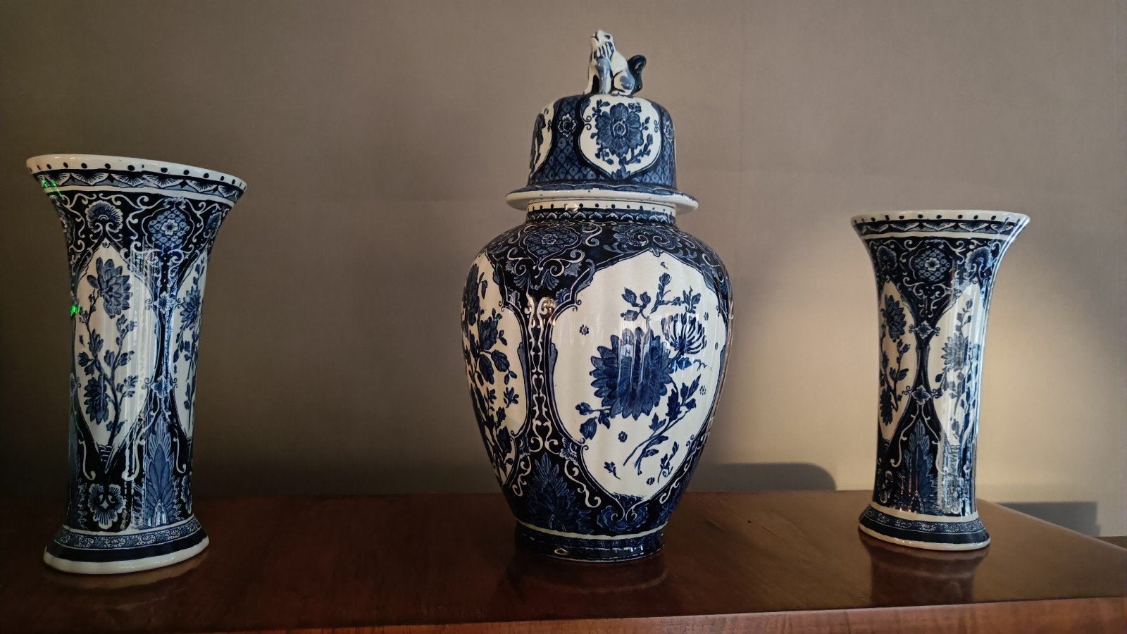 Prachtig 3 delig Delfts Blauw Boch vaas en pot met deksel, Antiek en Kunst, Ophalen